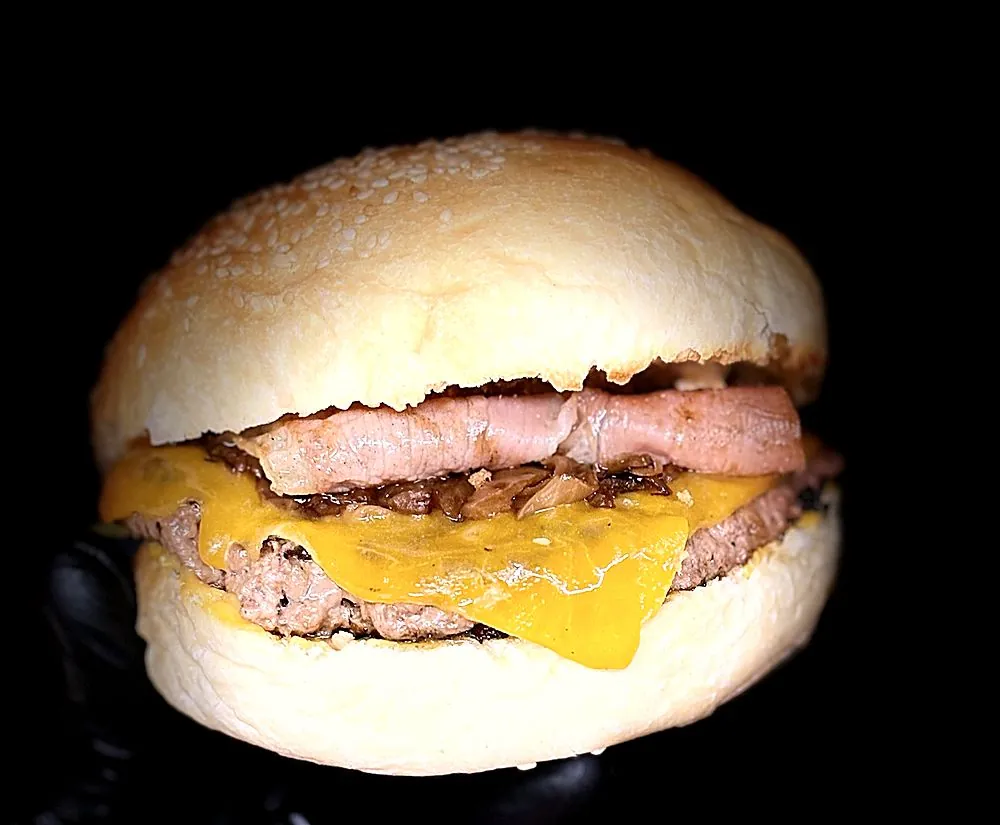 Burger au cheddar et oignons confits